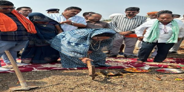 झाबुआः मंत्री निर्मला भूरिया ने किया मोकमपुरा तालाब योजना का विधिवत भूमिपूजन