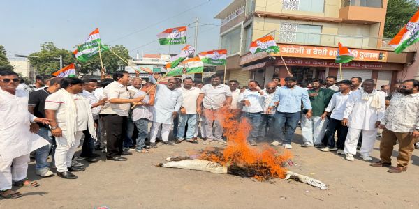भाजपा प्रदेशाध्यक्ष के बयान के विरोध में कांग्रेस ने विरोध—प्रदर्शन कर पुतले फूंके