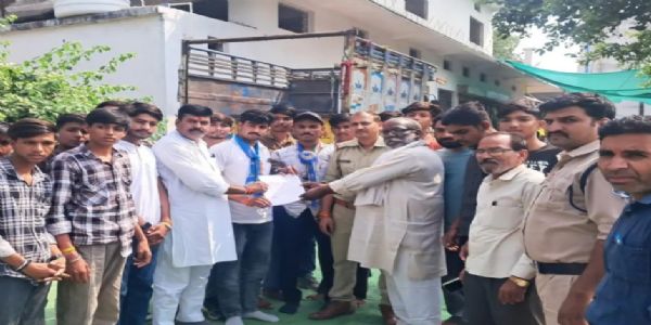 राजगढ़ः स्कूल के सामने से कचरा घर हटाने की मांग पर एनएसयूआई का धरना