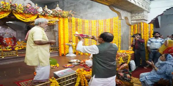 केन्द्रीय मंत्री शिवराज सिंह सलकनपुर पहुंचे, धर्मपत्नी के साथ किए मां विजयासन के दर्शन
