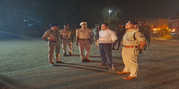 जदिया चेक पोस्ट से ड्यूटी पर गायब मिले दो पुलिसकर्मी, डीएम-एसपी ने किया लाइन क्लोज