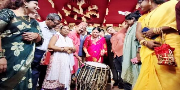 महिशिला कॉलोनी के शिमूलतल्ला दुर्गापूजा मंडप में मंत्री अग्निमित्रा पाल ने बजाया ढाक