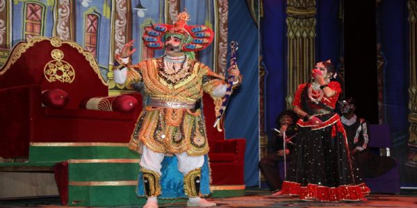 पौड़ी रामलीला में सुपर्णखा के अभिनय ने मोहा दर्शकों का मन
