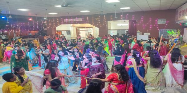 राधा कृष्ण ठाकुरवाड़ी में गरबा-डांडिया की धूम, भक्ति गीतों पर देर रात तक झूमीं महिलाएं