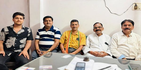दशहरे पर शानदार रोशनी से जगमगाएगा मुट्ठीगंज चौराहा, 50 फीट का भव्य द्वार बनेगा आकर्षण