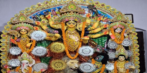 छपरा के कालीबाड़ी में बंगाली पद्धति से हो रही मां की आराधना