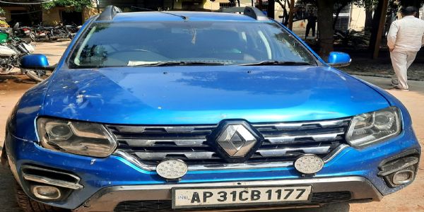 धौलपुर पुलिस की हाईवे पर छापेमारी,कार से अवैध गांजे की खेप पकडी