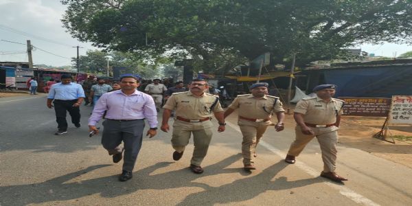 दुर्गा पूजा को लेकर निकाला गया फ्लैग मार्च