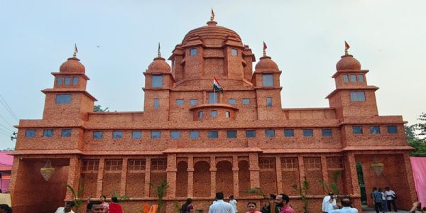 पूजा पंडालों के पट खुलते ही मां दुर्गा के दर्शन को उमड़ी श्रद्धालुओं की भीड़