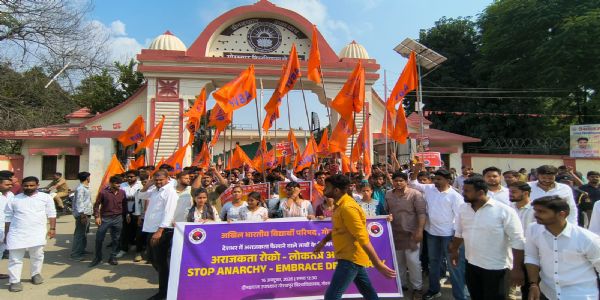 लोकतंत्र अपनाओ–अराजकता हटाओ : संवैधानिक संस्थाओं की गरिमा पर प्रहार एवं देश में अराजकता फैलाने के प्रयासों के विरोध में अभाविप का प्रदर्शन