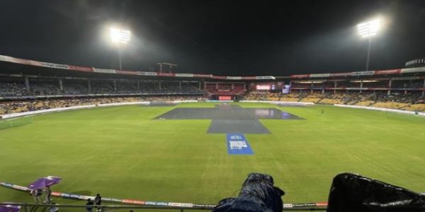 बारिश के कारण बेंगलुरु का चिन्नास्वामी स्टेडियम कवर से ढका हुआ बारिश के कारण बेंगलुरु का चिन्नास्वामी स्टेडियम कवर से ढका हुआ