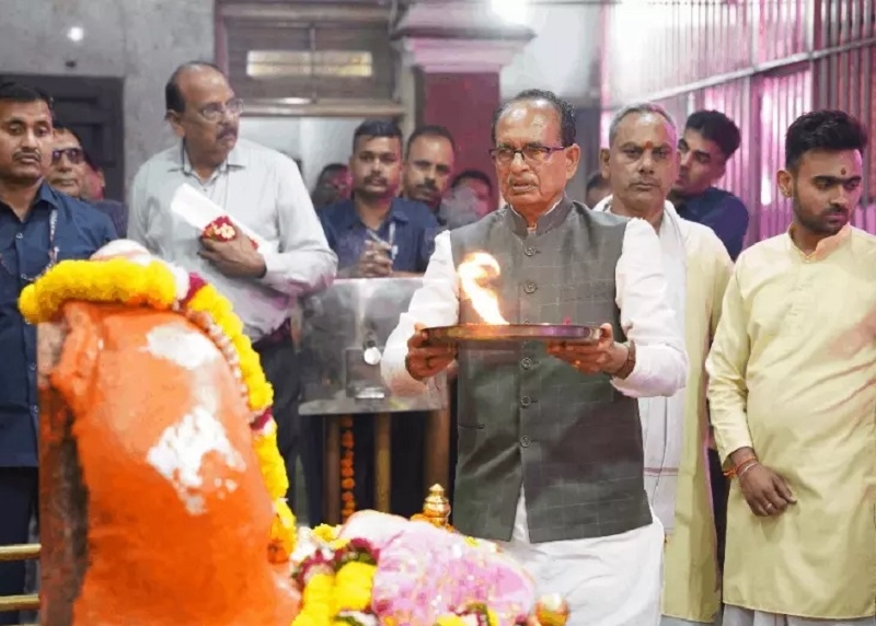 केन्द्रीय मंत्री शिवराज सिंह सलकनपुर धाम में माता रानी की आरती करते हुए केन्द्रीय मंत्री शिवराज सिंह सलकनपुर धाम में माता रानी की आरती करते हुए