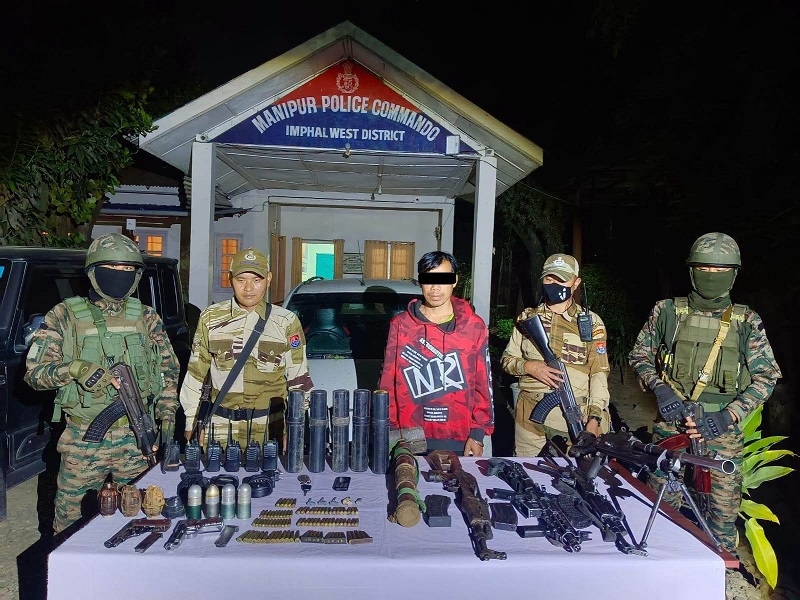 मणिपुर में सुरक्षा बल एवं पुलिस के संयुक्त अभियान के दौरान बरामद हथियारों की तस्वीर मणिपुर में सुरक्षा बल एवं पुलिस के संयुक्त अभियान के दौरान बरामद हथियारों की तस्वीर