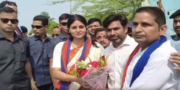 रायबरेली में अनुप्रिया पटेल का स्वागत करते कार्यकर्ता रायबरेली में अनुप्रिया पटेल का स्वागत करते कार्यकर्ता