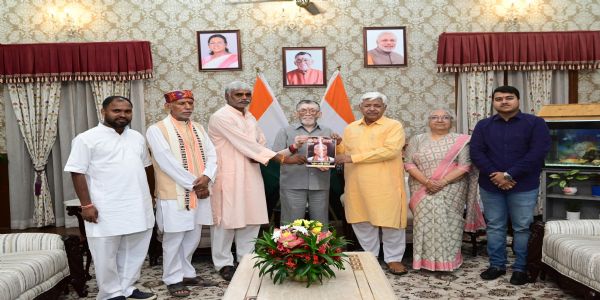 विहिप प्रतिनिधिमंडल  राज्यपाल से मुलाकात करते