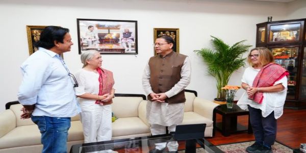 अंतरराष्ट्रीय फिल्म निर्माताओं का एक प्रतिनिधिमंडल मुख्यमंत्री पुष्कर सिंह धामी से मुलाकात करते।