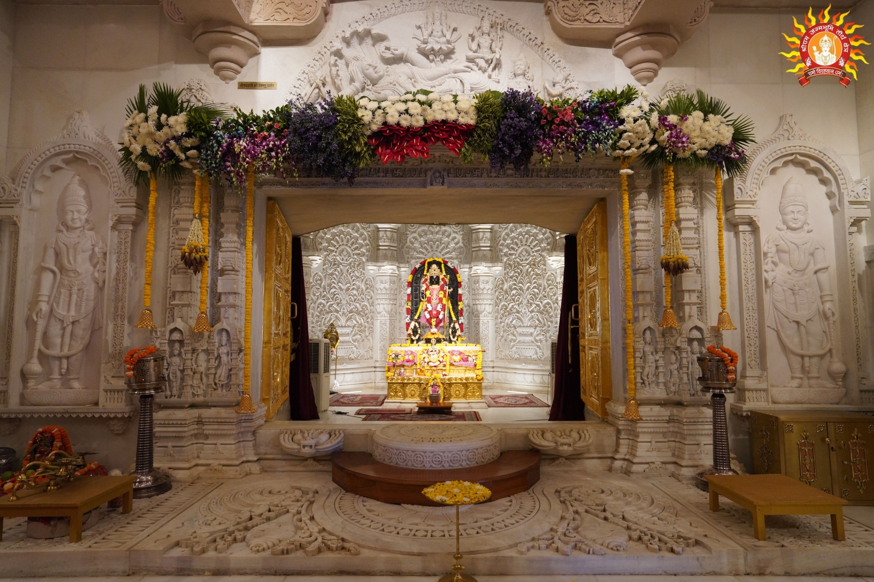 मंदिर में विराजमान श्री राम लला मंदिर में विराजमान श्री राम लला