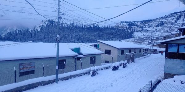 नेपाल के हिमाली और उच्च पहाड़ी क्षेत्र में बीती रात से लगातार हो रही भारी बर्फबारी नेपाल के हिमाली और उच्च पहाड़ी क्षेत्र में बीती रात से लगातार हो रही भारी बर्फबारी
