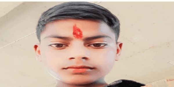 औरैया : तेज रफ्तार ट्रैक्टर की टक्कर से कक्षा छह के छात्र की मौत, इकलौते बेटे का शव देख बिलख उठी मां