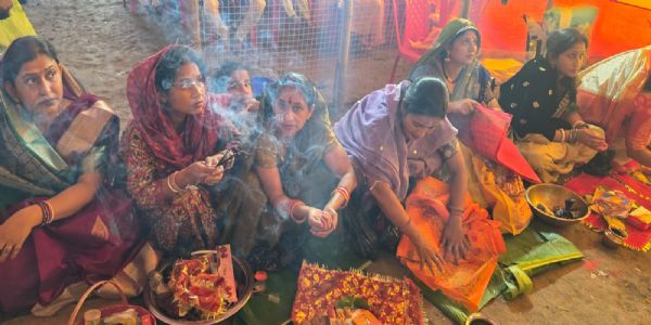 महाअष्टमी पर महागौरी की विशेष पूजा अर्चना के बाद सुहागिनों ने भरा खोईछा