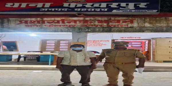 खाद-बीज दुकान में एक क्विंटल अवैध पटाखा बरामद,आराेपित दुकानदार गिरफ्तार