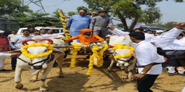 ठाणे डीएम मुरबाड में बैलगाडी में बैठे , आश्रम में विद्यार्थियों से मिले