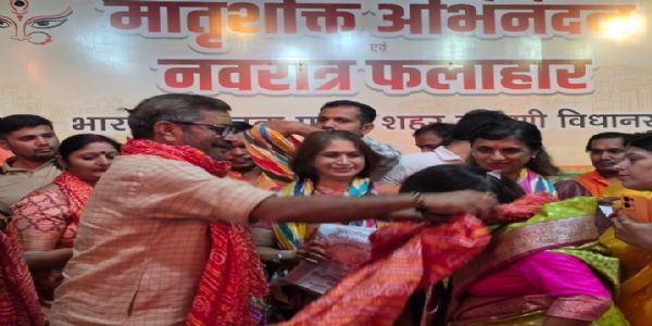 नवरात्र की अष्टमी तिथि को विधायक डॉ. नीलकंठ ने महिलाओं को चुनरी ओढ़ाकर व उपहार भेंट कर किया सम्मानित
