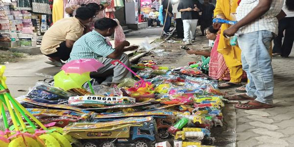 दुर्गा पूजा में चमका छोटे कारोबारियों का बाजार,दुकानों में उमड़ी खरीदारों की भीड़