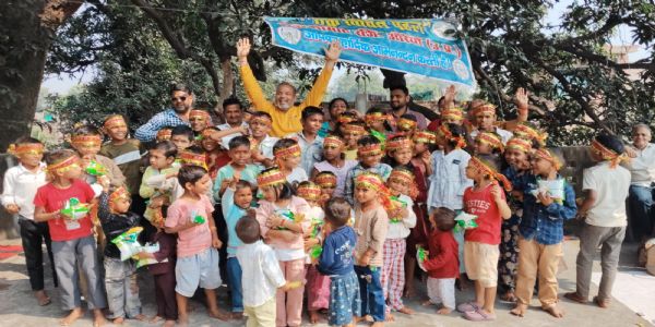 संस्था ने कन्या पूजन और भोज कराया, उपहार पाकर खिले बेटियों के चेहरे