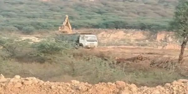 नारनाैल में माइंस के विरोध में उतरे ग्रामीण, नियमों की अनदेखी के लगाए आरोप