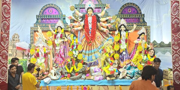 रामगढ़ के दुर्गा पूजा पंडालों में उमड़ी श्रद्धालुओं की भीड़
