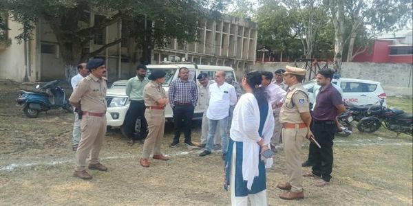 विदिशाः दशहरा पर्व की तैयारियों को लेकर वरिष्ठ अधिकारियों ने जैन कालेज मैदान का किया निरीक्षण