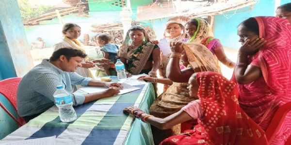 स्काई अलॉयज़ एंड पावर लिमिटेड द्वारा खरसिया ग्राम (कनमुरा ) में चिकित्सा स्वास्थ्य शिविर का आयोजन