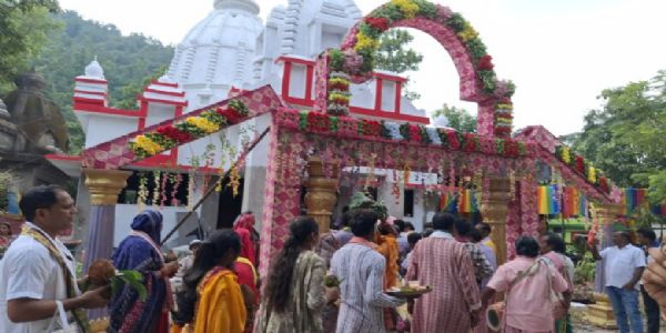पूर्वांचल की अंतरराज्यीय सीमाओं पर सजा मां दुर्गा का दरबार, श्रद्धा और भक्ति में डूबे श्रद्धालु