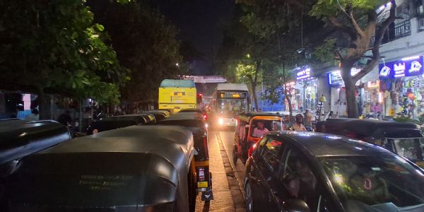 ठाणे में कछुआ गति से यातायात 2मिनिट के सफर हेतू 25 मिनिट