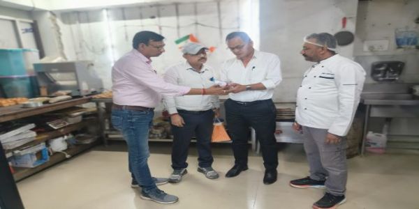 त्योहारी सीजन में खाद्य सुरक्षा विभाग की कार्रवाई, पनीर और मिठाइयों के नमूने जांच को भेजे