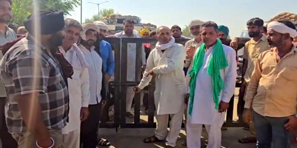 फतेहाबाद : टोहाना अनाज मंडी में किसानों ने जड़ा ताला, बोले सरकार एमएसपी पर करे खरीद