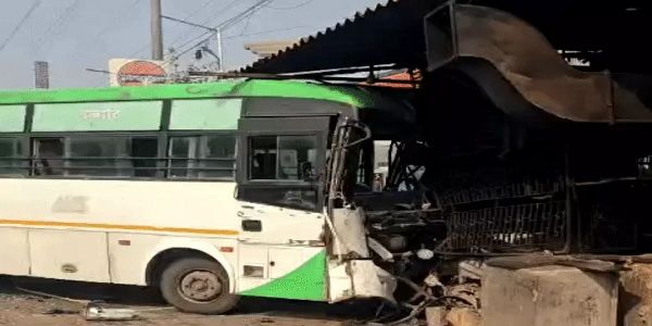 इंदौर में बेकाबू चार्टर्ड बस ढाबे की दीवार तोड़कर किचन में घुसी, ड्राइवर गंभीर घायल, कुछ यात्रियों को भी चोटें आईं