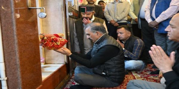 मुख्यमंत्री ने माता कालीबाड़ी मंदिर में पूजा-अर्चना की
