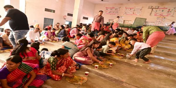 मां दुर्गा की भक्ति में लीन हुआ बंगाली समुदाय : बांग्ला परिधान में सोलह शृंगार कर पहुंचीं महिलाएं