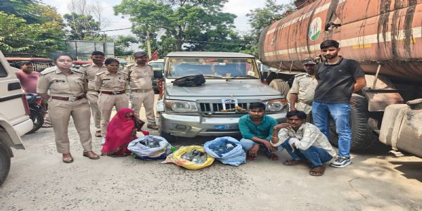 बोलेरो में तस्करी कर लाये जा रहे सौ बोतल विदेशी शराब बरामद,महिला सहित तीन गिरफ्तार