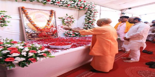 मुख्यमंत्री योगी आदित्यनाथ ने हरीश द्विवेदी की मां को दी भावभीनी श्रद्धांजलि