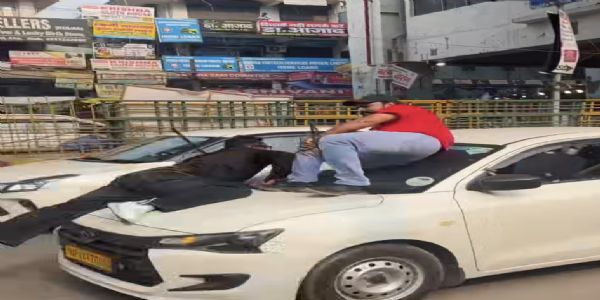 नाेएडा : कार के बोनट पर लटके रहे दो युवक, कार दौड़ाता रहा कैब चालक , पुलिस तलाश में जुटी