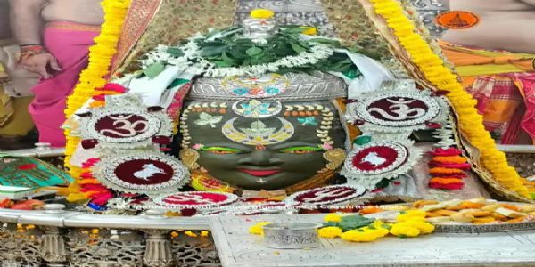 भांग, चंदन और त्रिपुंड से सजे बाबा महाकाल, भस्म अर्पित कर दिया राजा स्वरूप में दर्शन