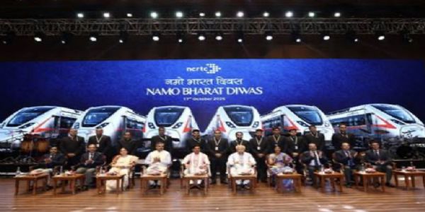 नई दिल्ली में रविवार को नमो भारत दिवस 2026 के अवसर पर केंद्रीय आवासन एवं शहरी कार्य तथा विद्युत मंत्री मनोहर लाल, केंद्रीय राज्य मंत्री तोखन साहू और एनसीआरटीसी के वरिष्ठ अधिकारी। नई दिल्ली में रविवार को नमो भारत दिवस 2026 के अवसर पर केंद्रीय आवासन एवं शहरी कार्य तथा विद्युत मंत्री मनोहर लाल, केंद्रीय राज्य मंत्री तोखन साहू और एनसीआरटीसी के वरिष्ठ अधिकारी।