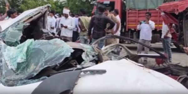 फोटो: बीड़ जिले में एसटी बस और कार की टक्कर के बाद राहत और बचाव कार्य कर रही पुलिस