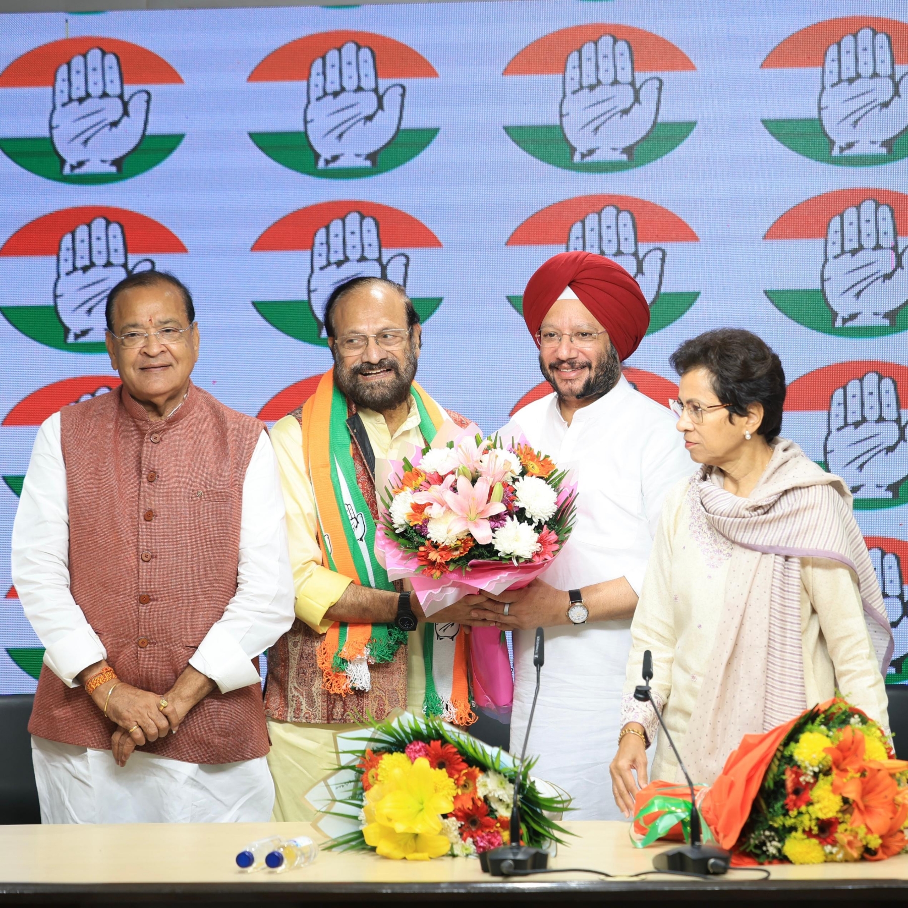 नई दिल्ली में सोमवार को कांग्रेस में शामिल होने के बाद पार्टी नेताओं के साथ गायक जुबिन नौटियाल के पिता रामशरण नौटियाल। नई दिल्ली में सोमवार को कांग्रेस में शामिल होने के बाद पार्टी नेताओं के साथ गायक जुबिन नौटियाल के पिता रामशरण नौटियाल।