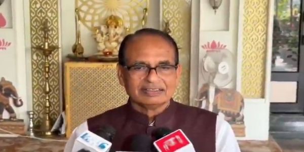 मीडिया से बात करते हुए केंद्रीय कृषि मंत्री शिवराज सिंह चौहान मीडिया से बात करते हुए केंद्रीय कृषि मंत्री शिवराज सिंह चौहान