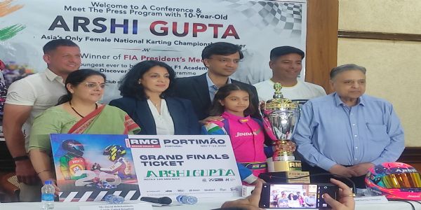 आरशी गुप्ता के साथ अन्य लोग मौजूद