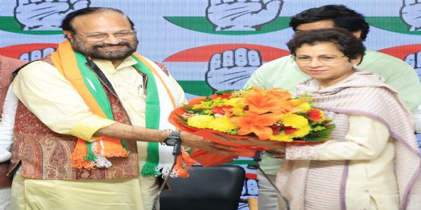 नई दिल्ली में सोमवार को कांग्रेस में शामिल होने के बाद पार्टी नेताओं के साथ गायक जुबिन नौटियाल के पिता रामशरण नौटियाल। नई दिल्ली में सोमवार को कांग्रेस में शामिल होने के बाद पार्टी नेताओं के साथ गायक जुबिन नौटियाल के पिता रामशरण नौटियाल।